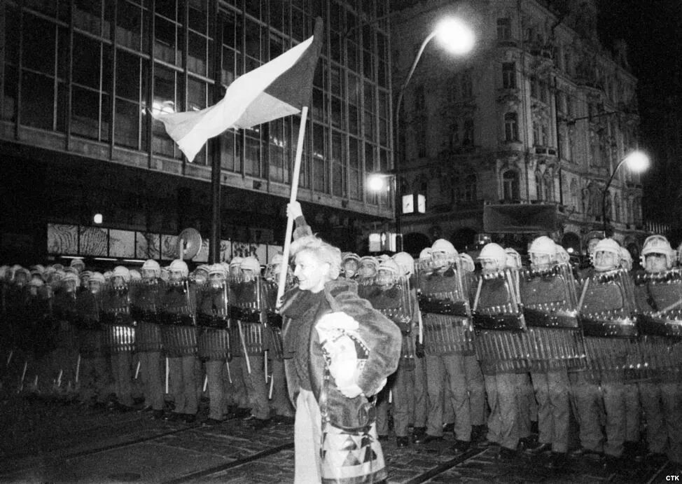 Реформистское брожение в чехословакии началось в 1987. Революция в Чехословакии 1989. Чехия 1989. Чехословакия 1989г. Бархатная революция в Чехословакии.