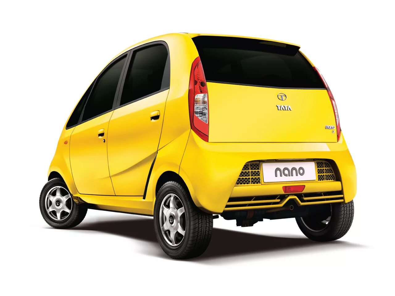 Самая дешевая машина купить. Индийская машина Tata Nano. Tata Nano 2019. Tata Nano 2023. Bajaj Tata Nano.