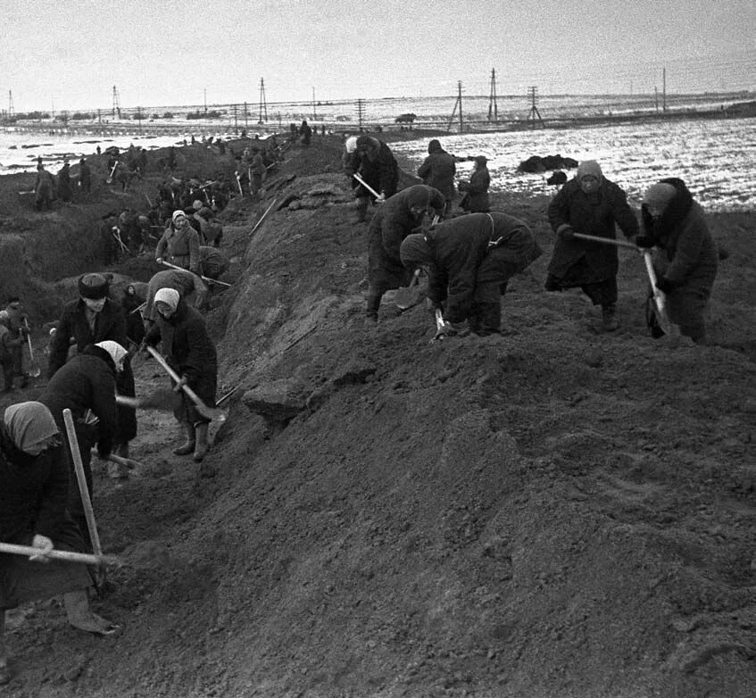 Оборонительные сооружения Москвы 1941. Сурский оборонительный рубеж 1941. Москвичи роют окопы 1941. Оборонительные рвы