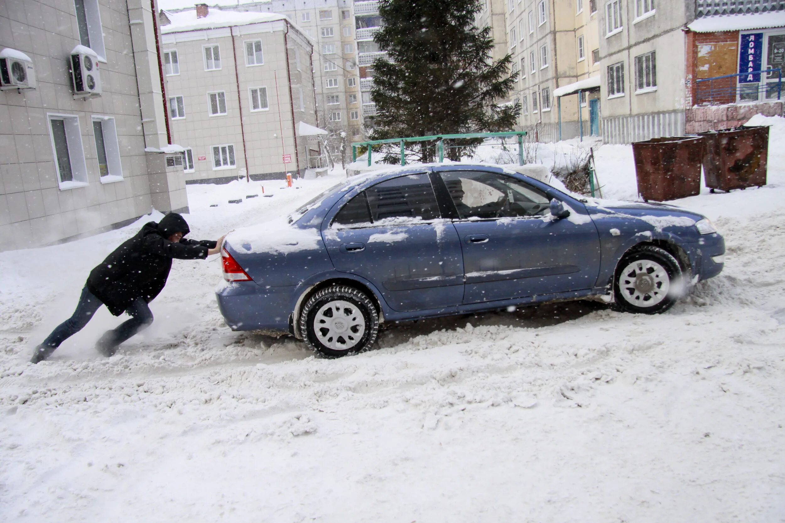 Застревают в сугробах. Толкают машину в снегу. Машина застряла в снегу. Автомобиль забуксовал в снегу. Выталкивать из сугроба машину.