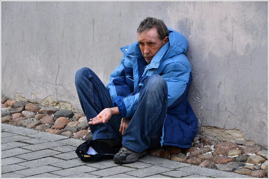 Бедный молодой человек. Бездомный парень. Че такой грустный. Парень очень бедный. Нищий мужчина.