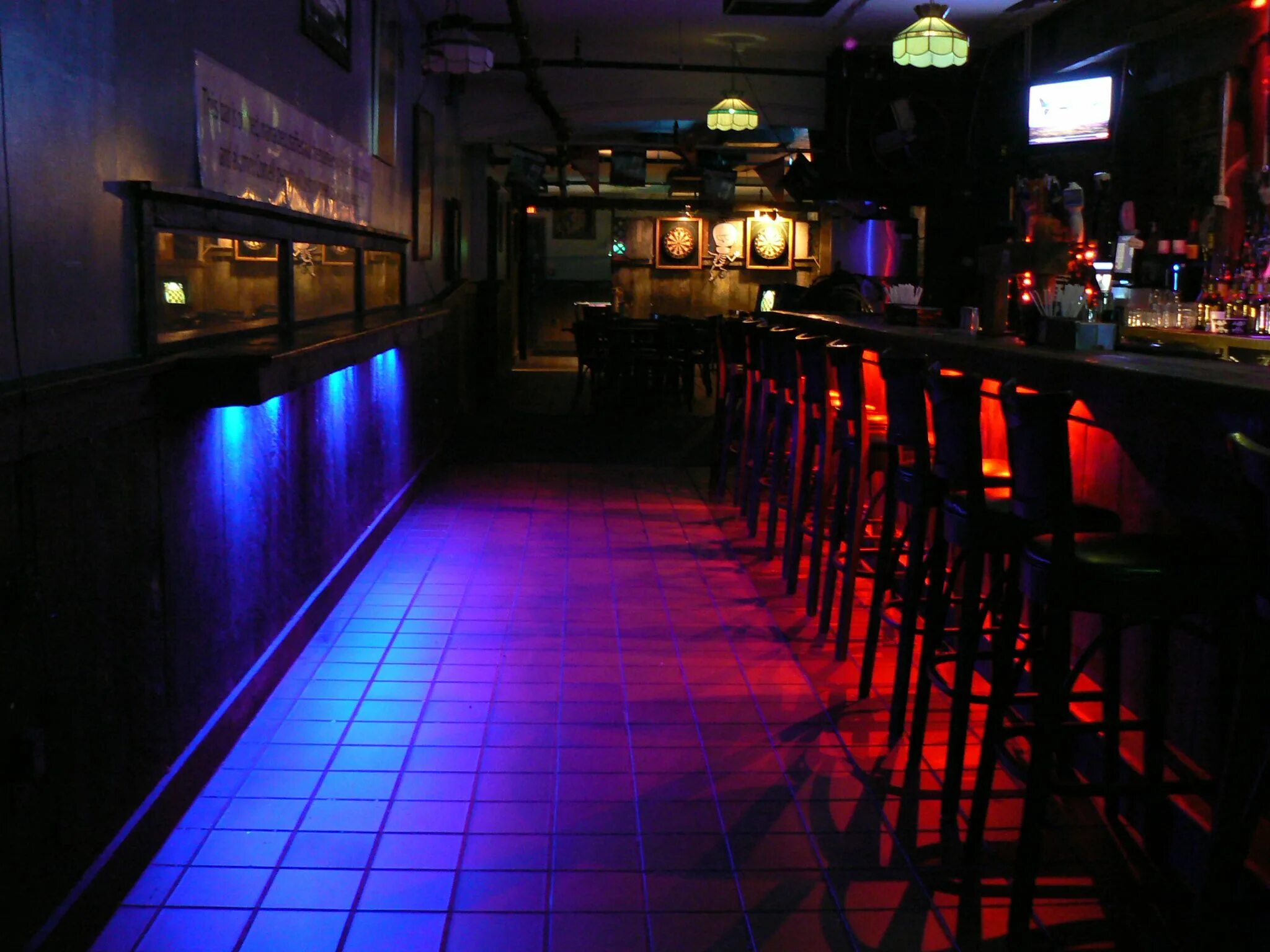 Ночной бар. Бар без людей. Пустой ночной бар.