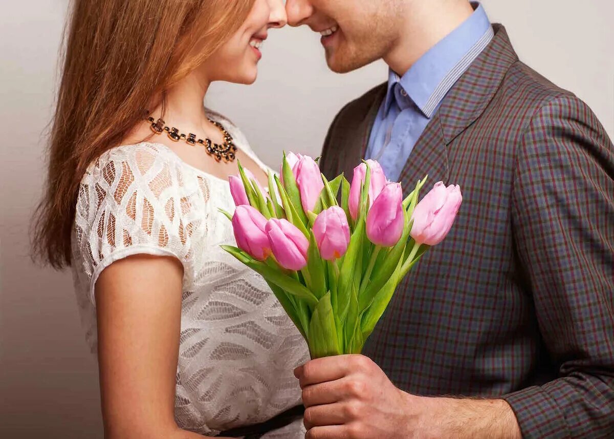 Романтика 8. Мужчина дарит цветы женщине. Парень дарит букет. Парень дарит девушке цветы. Мужчина и женщина цветы.