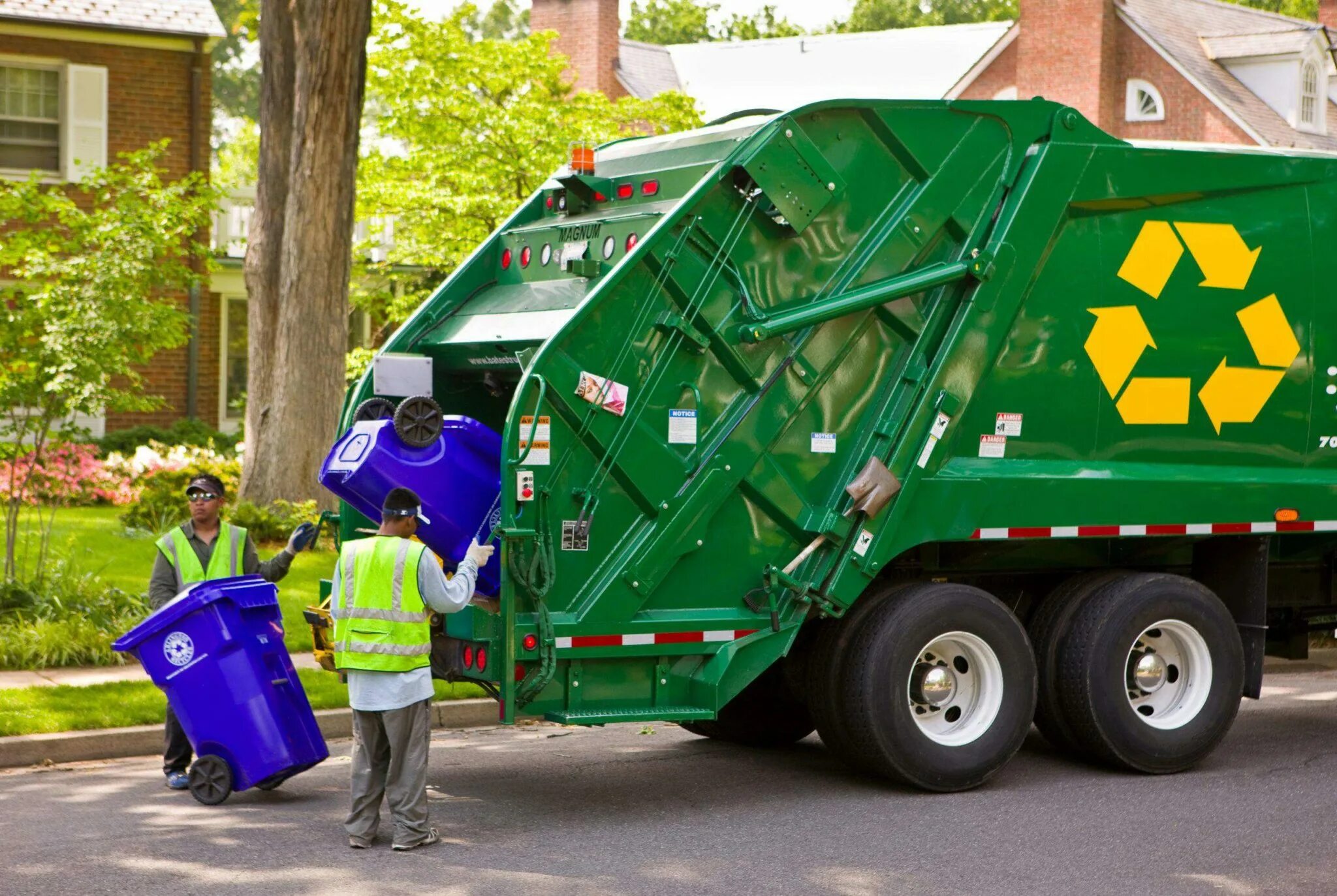 База мусоровозов. Garbage Truck мусоровоз. Waste Management мусоровоз. МКТ 150 мусоровоз. Мусоровоз с задней загрузкой ко-440к20.