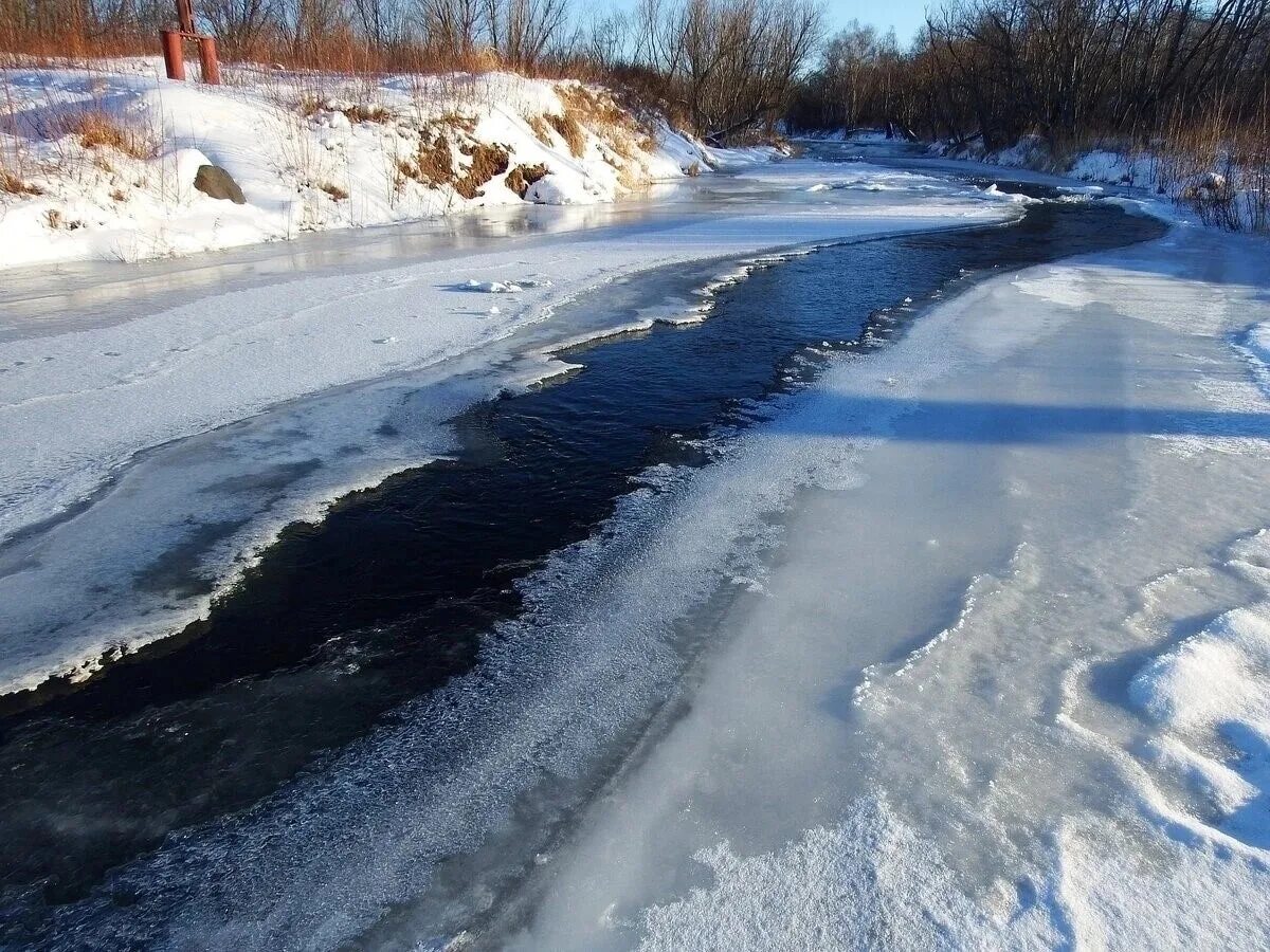 Вода в реке замерзла. Лед на реке. толстый лед на реке. тонкий лёд на реке. ледостав на реке.