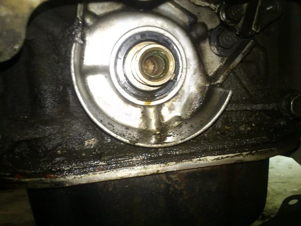 0 дизель. Сальник коленвала 60х85х12 ptfe. Уаз хантер течет сальник коленвала. Течь сальника коленвала к4м. Течь масла из коленвала.