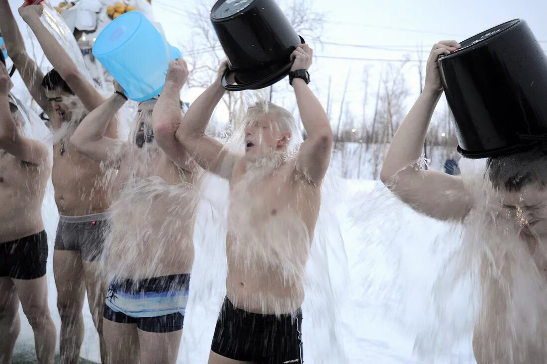 Обычной холодной водой в. Крещение обливанием. Обливание холодной водой. Обливание холодной водой голышом. Обливание детей на морозе.