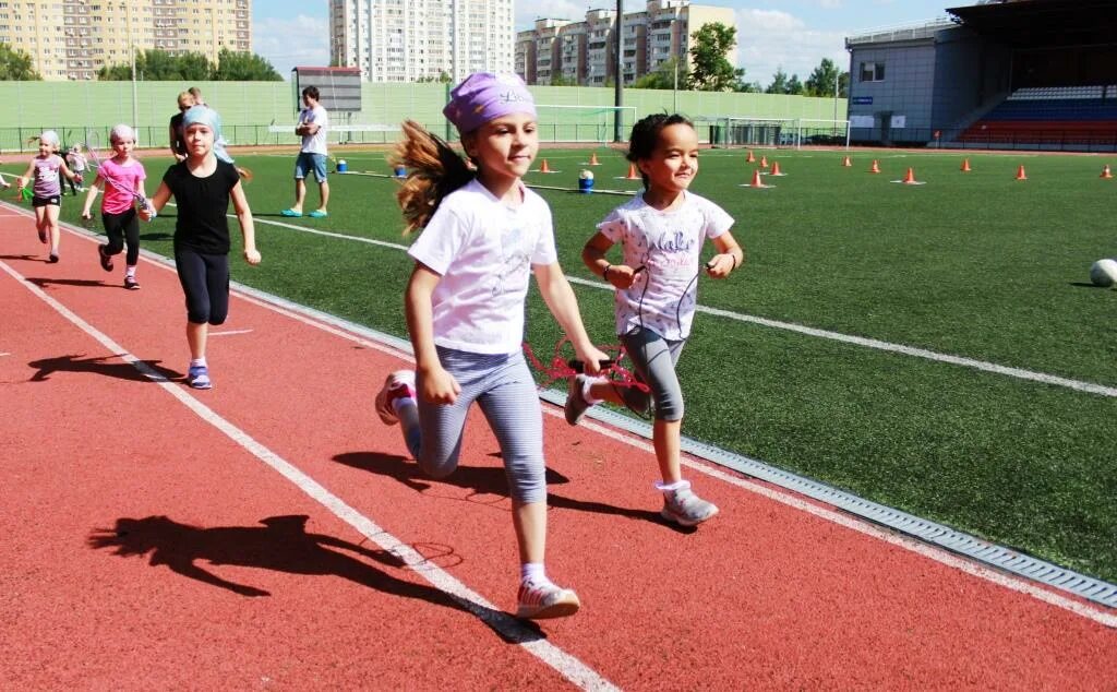 Спортивные соревнования на школьном стадионе. Дети на стадионе. Дети спорт бег. Дети бегут на стадионе. Детские спортивные соревнования.