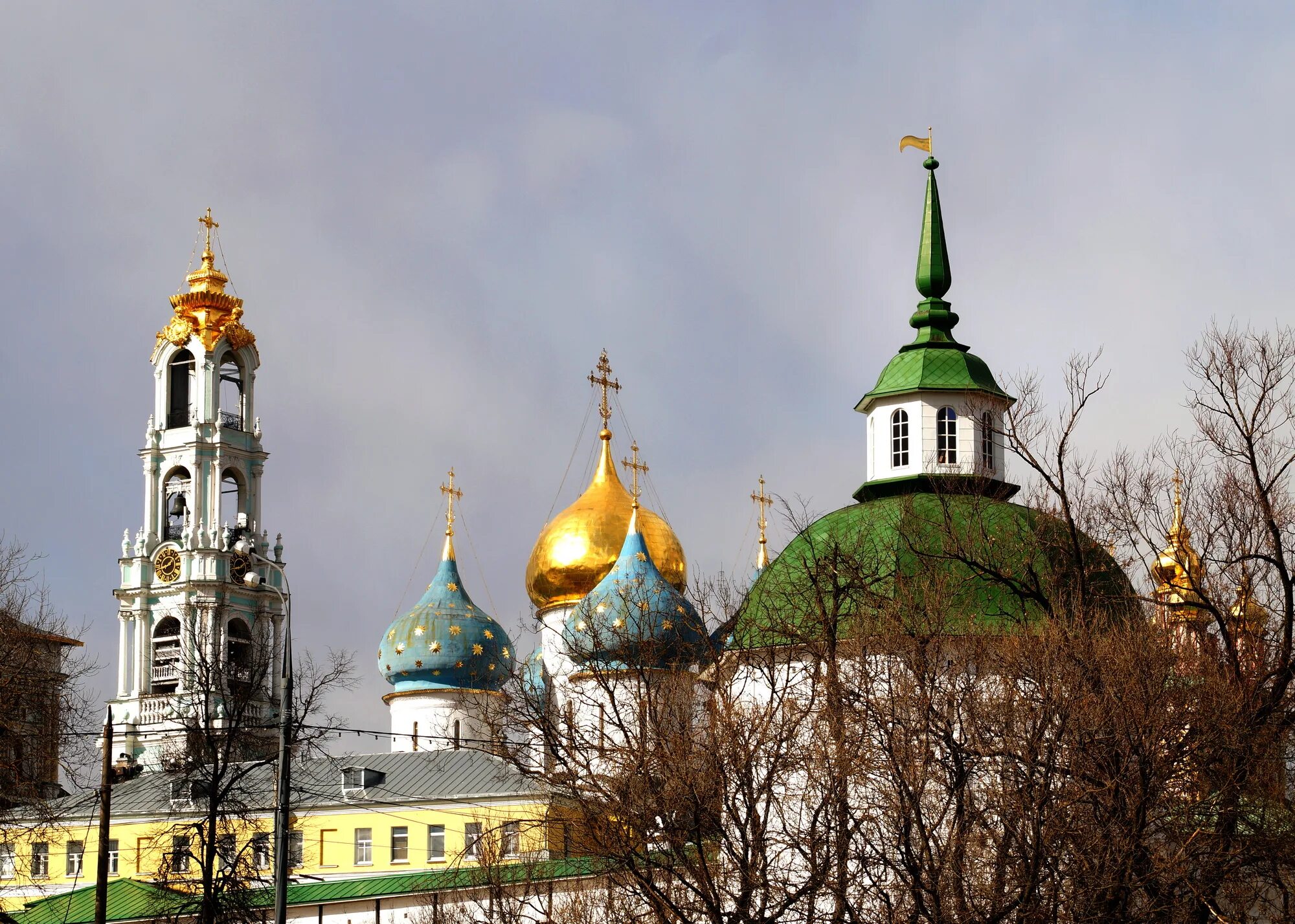 Лавра фото. Лавра Сергиев Посад Соборная площадь. Фото Лавры. Лавра название. Космос Троице-Сергиевой Лавре.