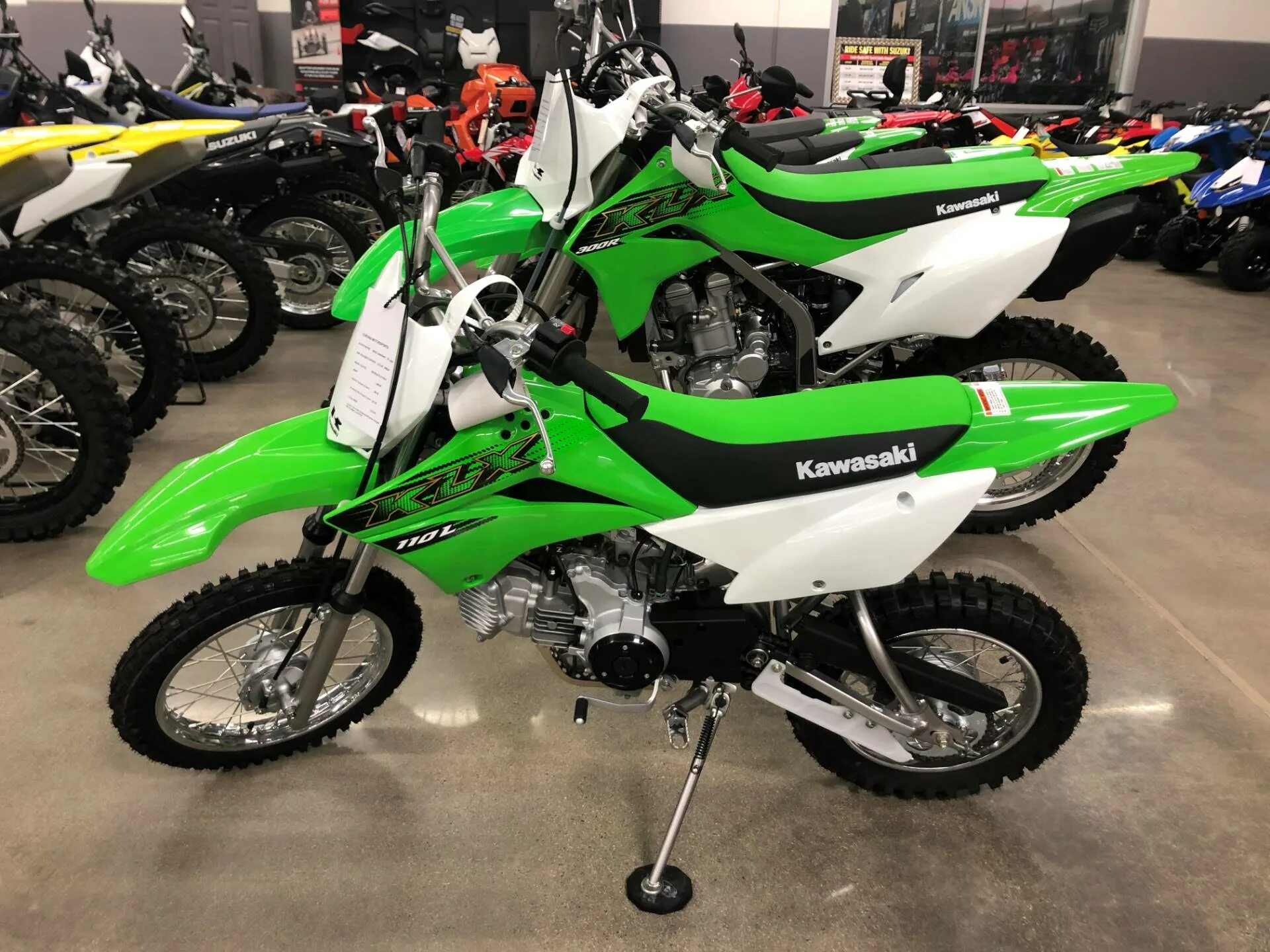 Кавасаки 110. Kawasaki 110. Кавасаки клх 110. Kawasaki klx250 2005 год оранжево белый. Кавасаки 110.