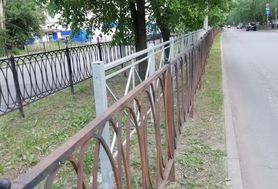 Делай стол шире а не забор выше. Нужно больше заборов. Нужно больше заборов. Заборчики в городе. Миусский сквер дерево.