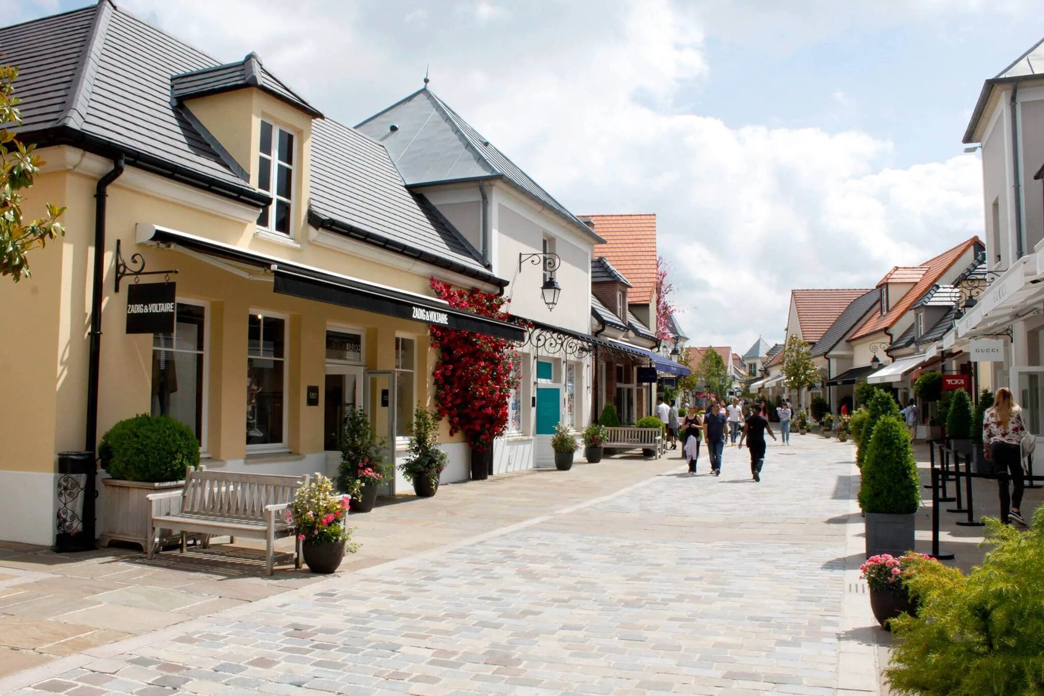 Village предложения. Ла Валле Виладж. Ла Валле Вилладж в Париже. Аутлет Париж la Valley Village. Сад ла Валле la Vallee Франция.