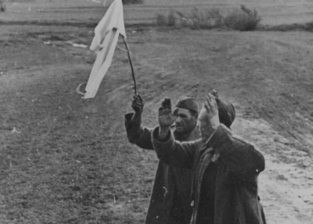 Дезертиры 1941. Солдат с белым флагом. дезертиры великой отечественной войны.