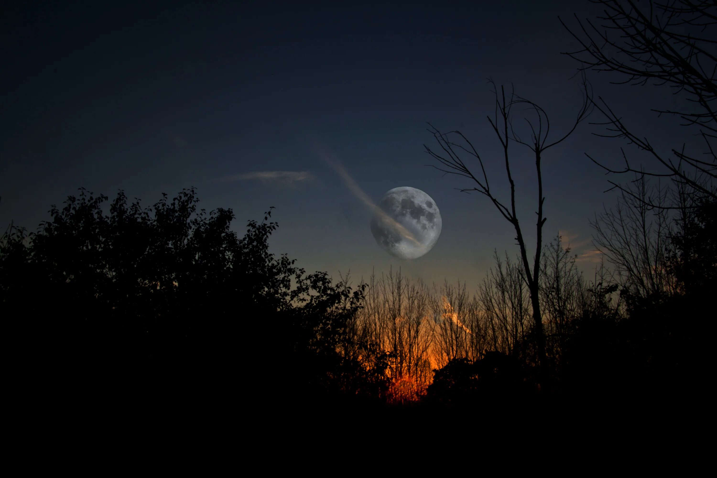 Взорванная Луна. Восход в темноте. Разрушенная Луна в небе. Луна разрушается.