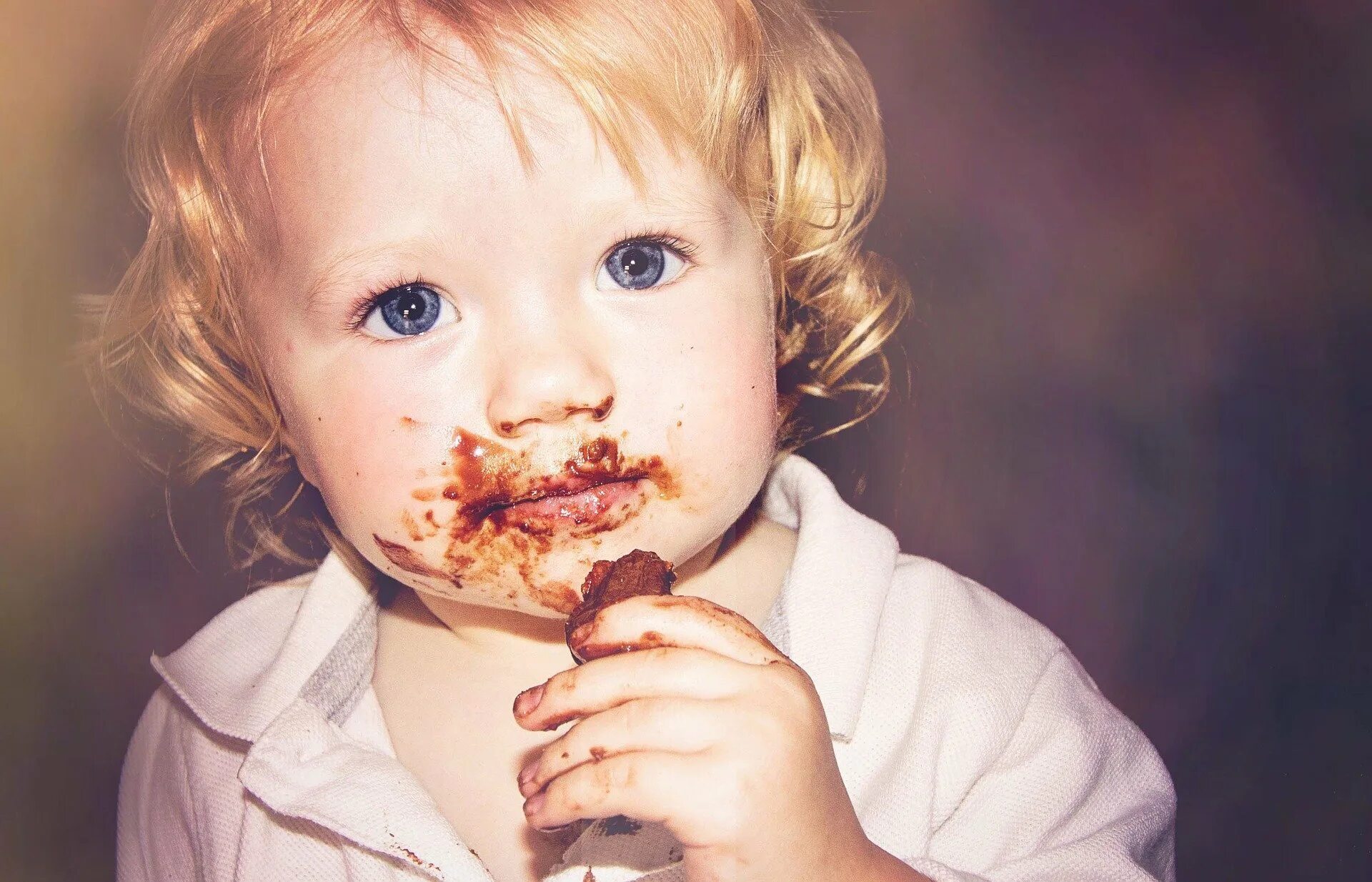 Ребенок в год много ест. Сладости для детей. Конфеты детям. Ребенок измазанный шоколадом.