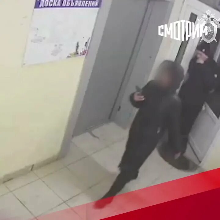 Нападение в подъезде. Девушка бьет котика черного в подъезде.