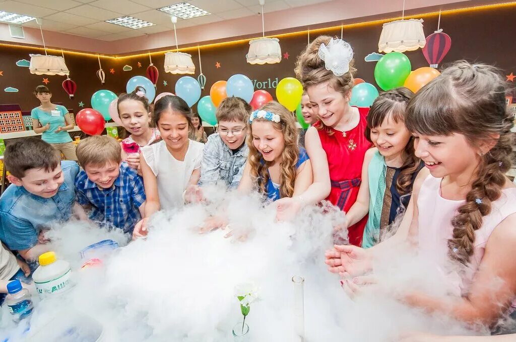 Детский праздник. Дети веселятся на празднике. Дети веселье. Празднование дня рождения. Дети праздник.