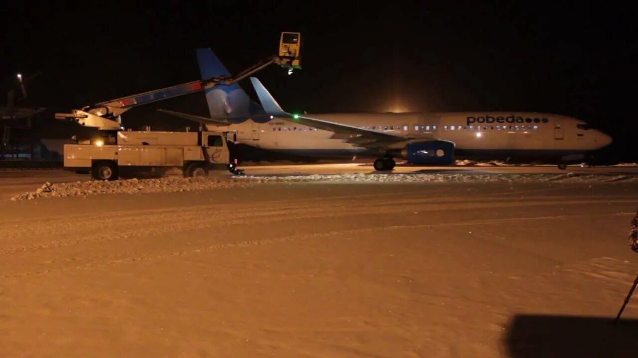 Самолет победа красноярск. Самолёт зимой в аэропорту красноярска. аэропорт красноярск зимой самолёты аэрофлота. самолёт аэрофлот зима красноярск. авиакомпания победа красноярск.