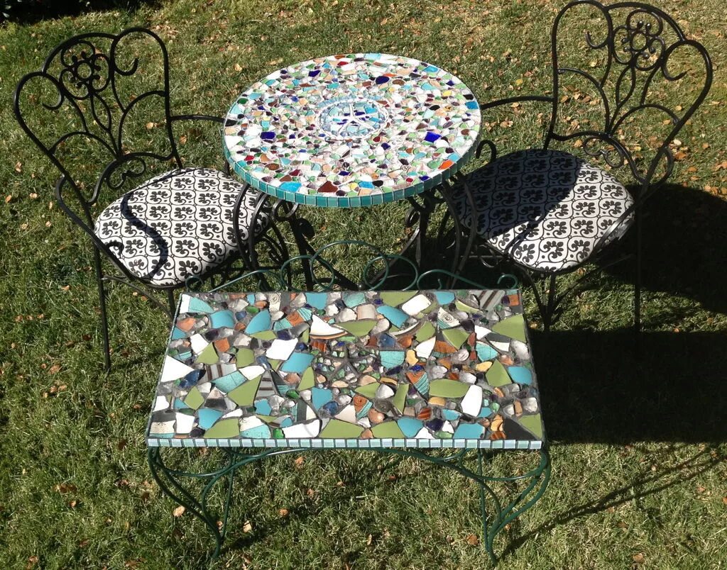 Старая плитка на даче. Стол с мозаикой для дачи. Мозаика в саду. Из дисков для дачи. Мозаичный декор для сада.
