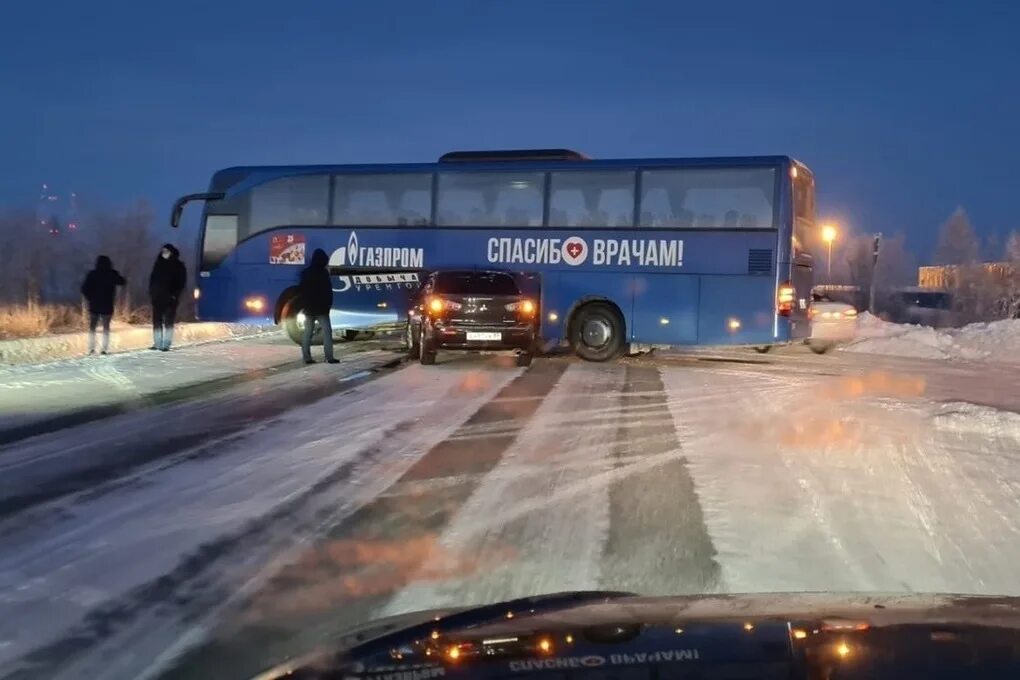 Новый Уренгой Тарко Сале автобус. Муравленко новый Уренгой. Салехард новый Уренгой автобус. Автобусы Газпрома новый Уренгой. Время новый уренгой сегодня