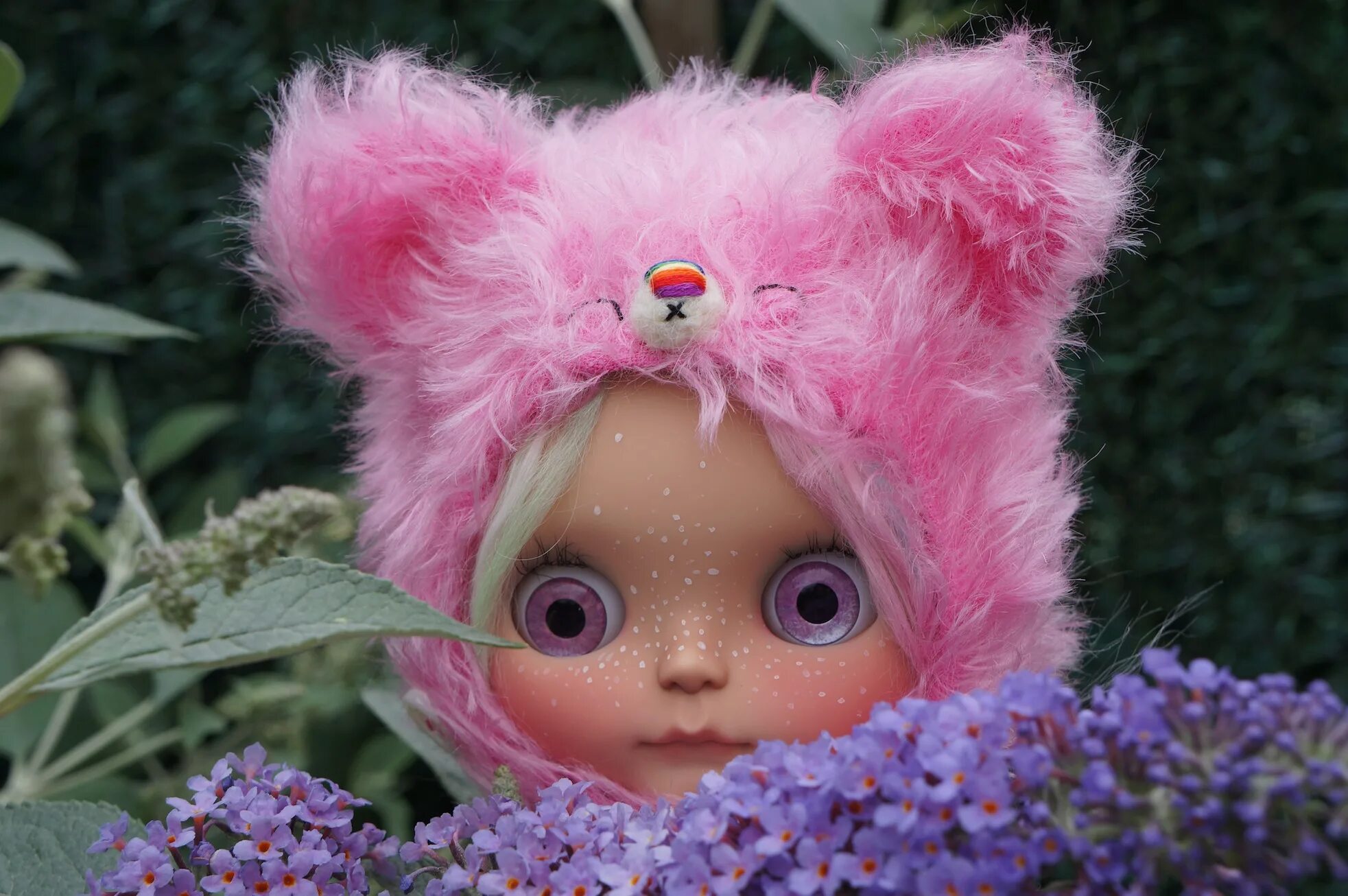 Розовый пупс. Розовая кукла. Кукла цветок. Пупсы с цветами. Кукла с розовыми волосами.