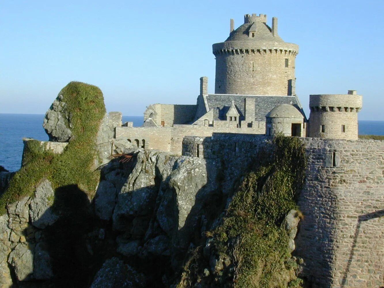 Форт ла Латт Франция. Замок Форт-ла-латте в Бретани. Ла Реоль крепость. Форт Лувуа Франция. La fort