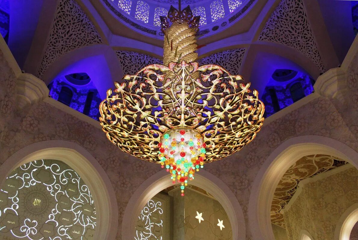 Чем украшают мечети. Люстра в мечети шейха Зайда в Абу-Даби. Мечеть Абу Даби люстра. Мечеть Зайда Абу Даби люстра. Мечеть шейха Зайда люстра.