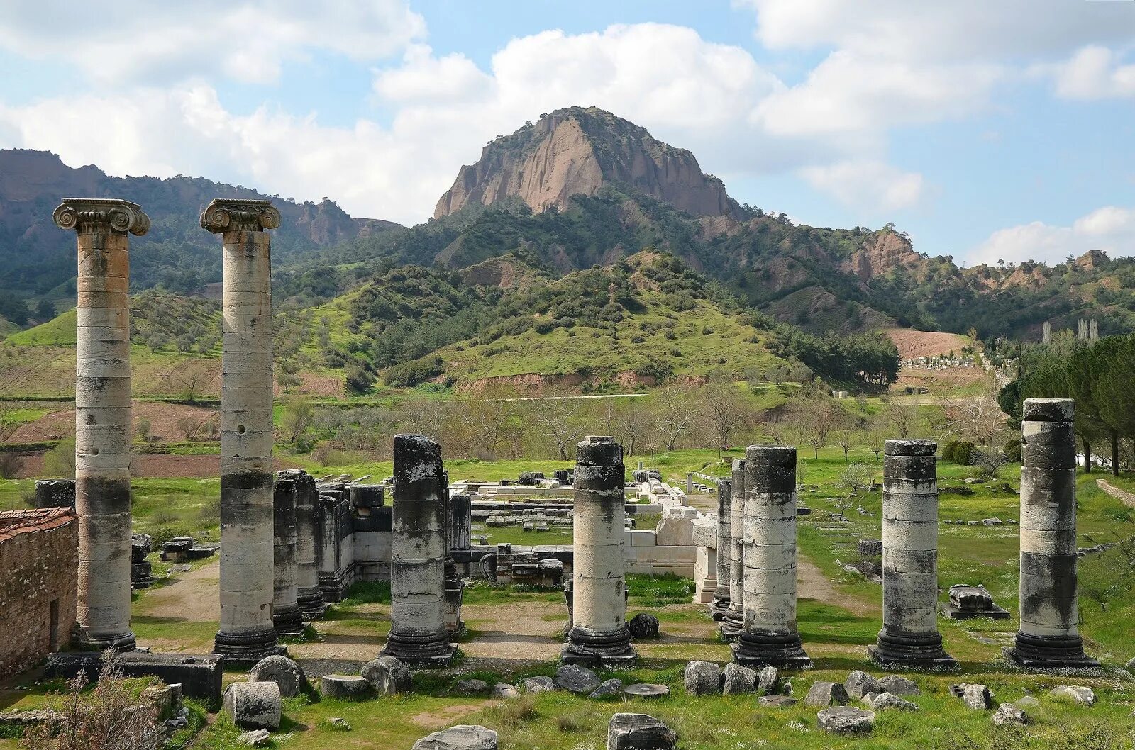 The temple of artemis. Храм Артемиды в Сардах. Сарды Турция. Руины храма Артемиды. Эфесский храм.