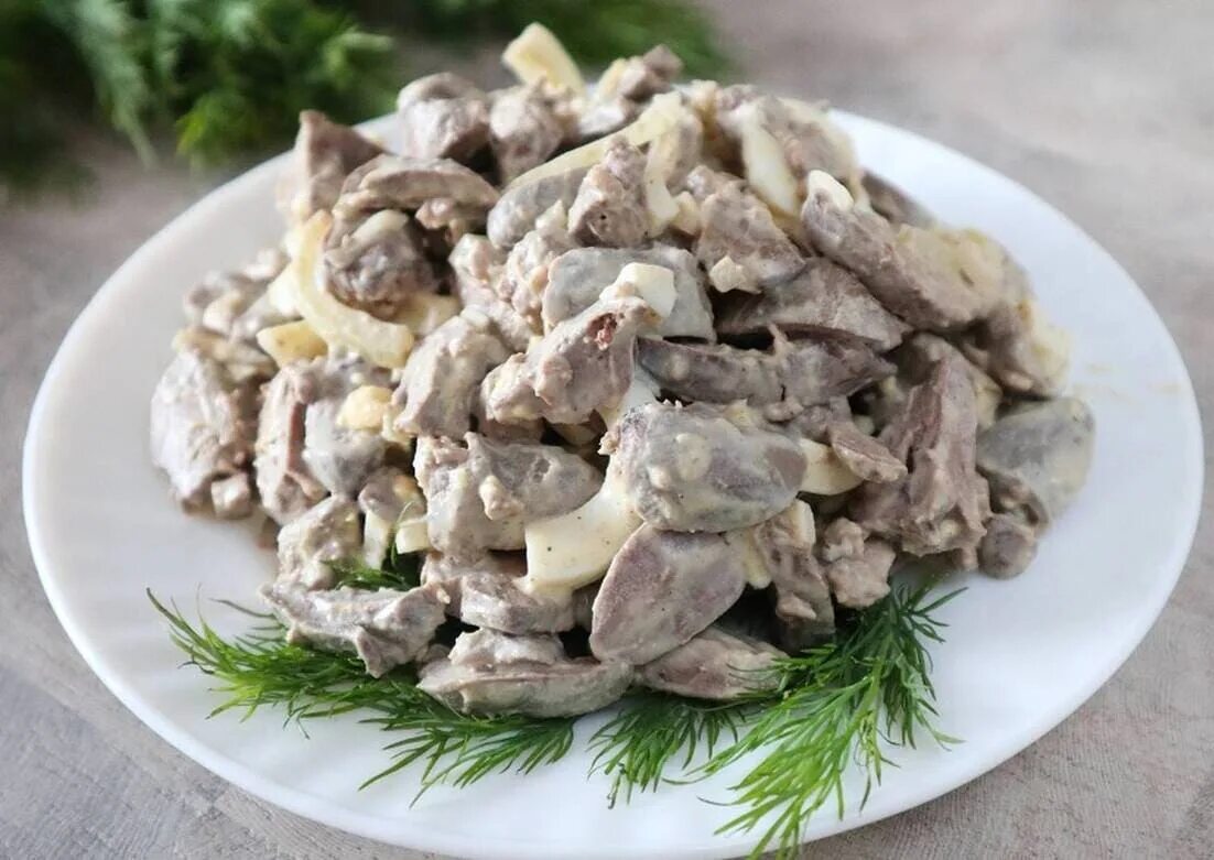Желудки с маринованным луком салат. Салат с куриными сердечками. салат &quot;сердцеедка&quot; (из куриных сердечек). салат из куриных потрошков. салат из куриных сердечек.
