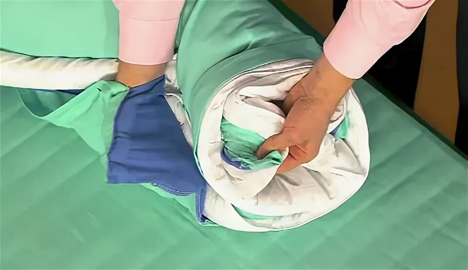 Как быстро заправить одеяло в пододеяльник видео. Приспособление для заправления одеяла в пододеяльник. лайфхак с пододеяльником. что надевают на одеяло. как быстро вставить одеяло в пододеяльник видео.