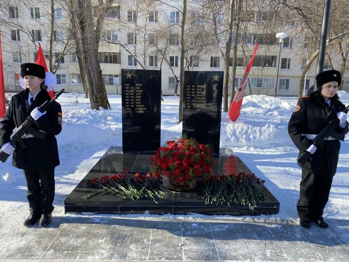 Памяти погибших в локальных конфликтах. Возложение цветов к памятнику воинов интернационалистов. Новотроицк аллея воинов интернационалистов. Возложение цветов к памятнику погибшим воинам в Великой. Возложение цветов к памятник воинам афганцам.