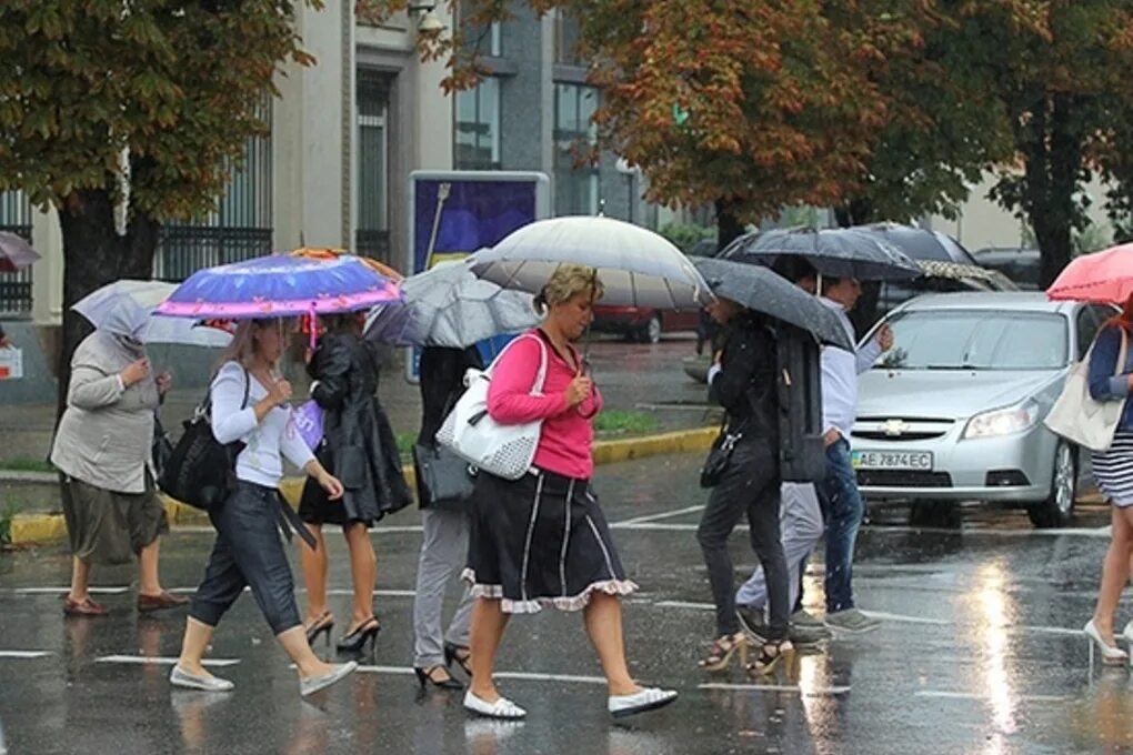 Где идет много дождей. Много людей с зонтиками. Люди с зонтами на улице. Человек с зонтом в городе. Дождь люди с зонтами.