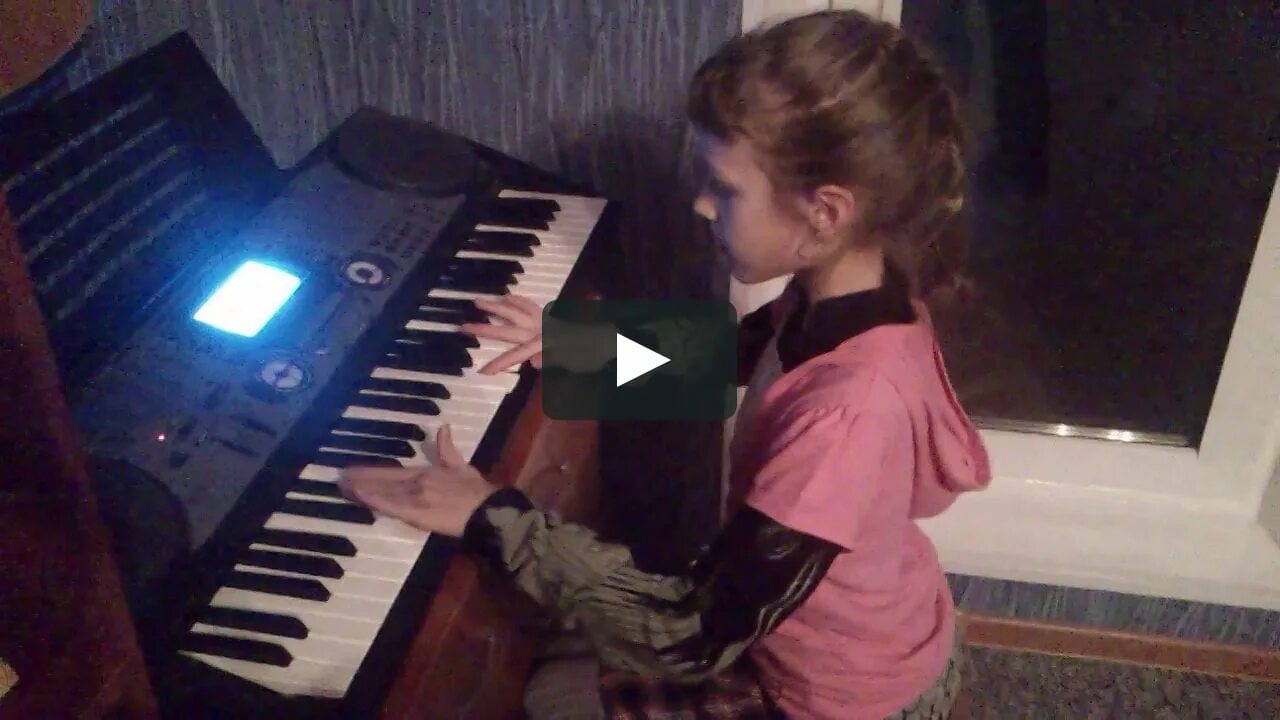 Детство на синтезаторе. Девушка играет на синтезаторе. Мальчик играет на синтезаторе. Ребенок играет на синтезаторе.