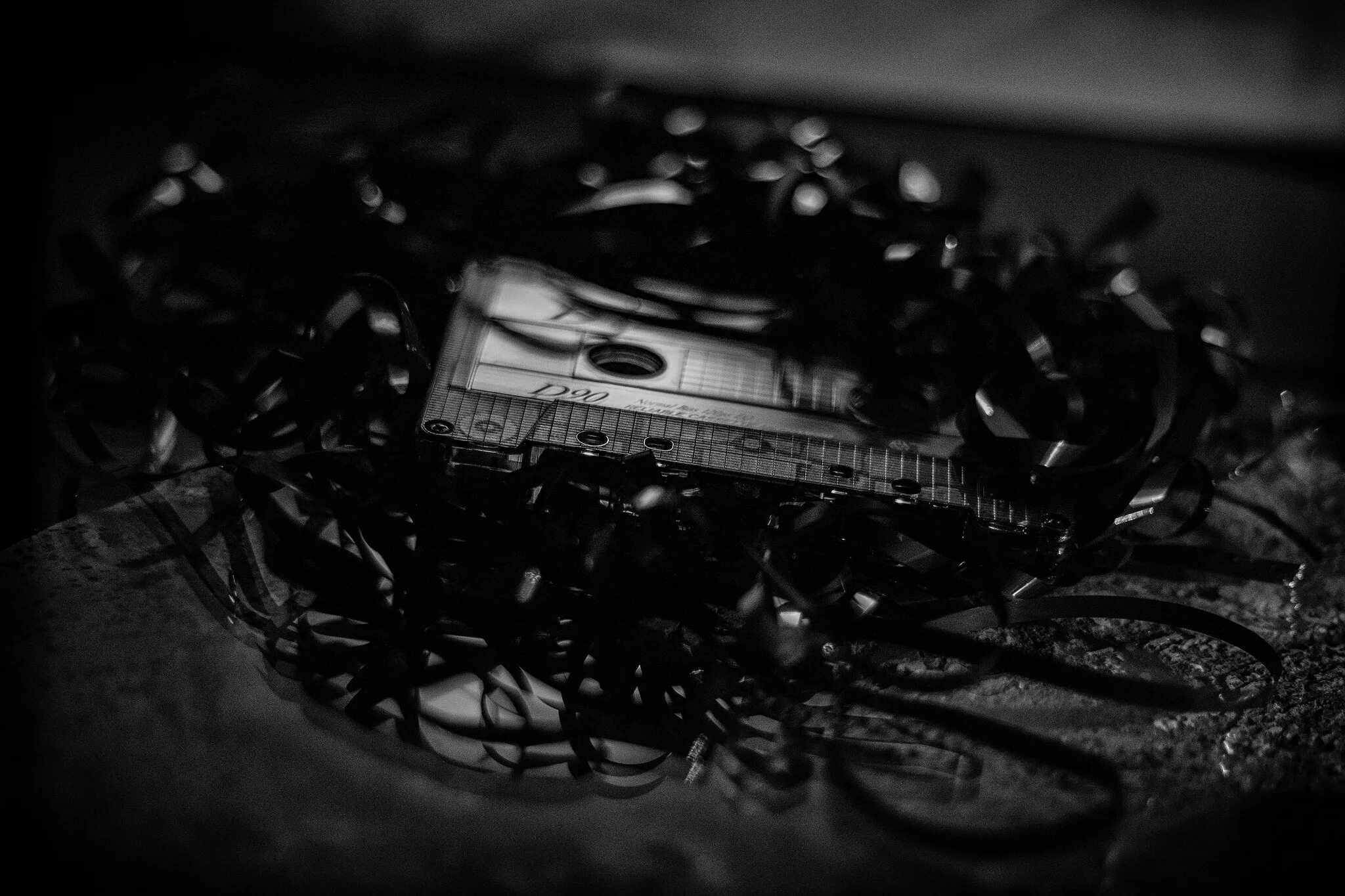 Музыка белый мир. Кассеты музыкальные Эстетика. Музыкальная кассета обложка. Черно белая кассета. Зажеванная кассета.
