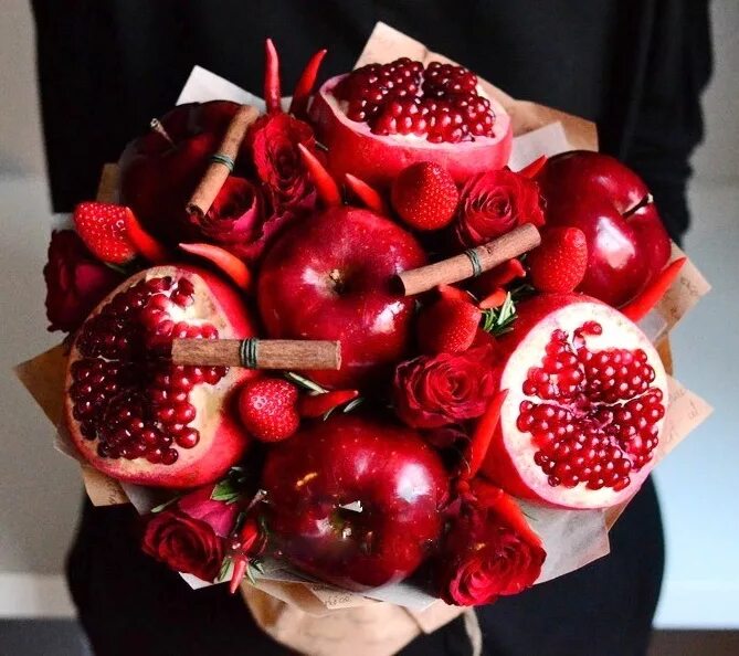 Свадьба с гранатами. Съедобные букеты для женщин. Зерна граната. Что дарят на гранатовую свадьбу. Фужеры для свадьбы бордовые.