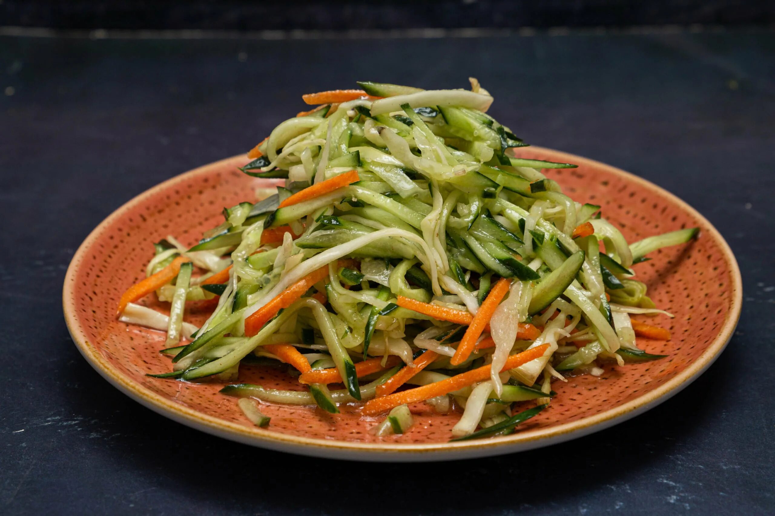 Сколько калорий в салате капуста с морковью. Китайский салат из огурцов и моркови. Овощной салат с морковью. Китайский салат с корнишонами. Салат с капустой и огурцом.