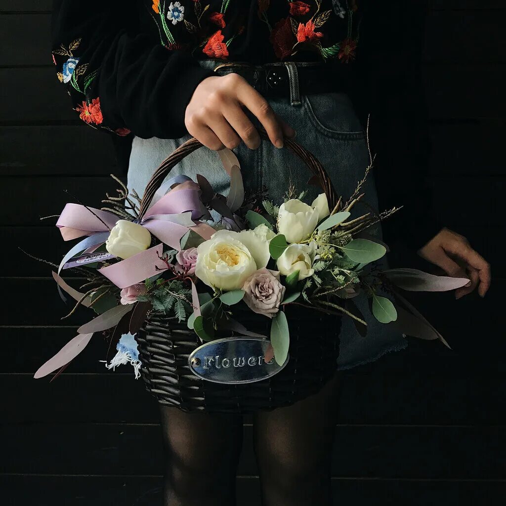 дарить цветы во сне. как подарить цветы в блэк. букет цветов для мужчины. блэк флауэрс. строгий букет для девушки.