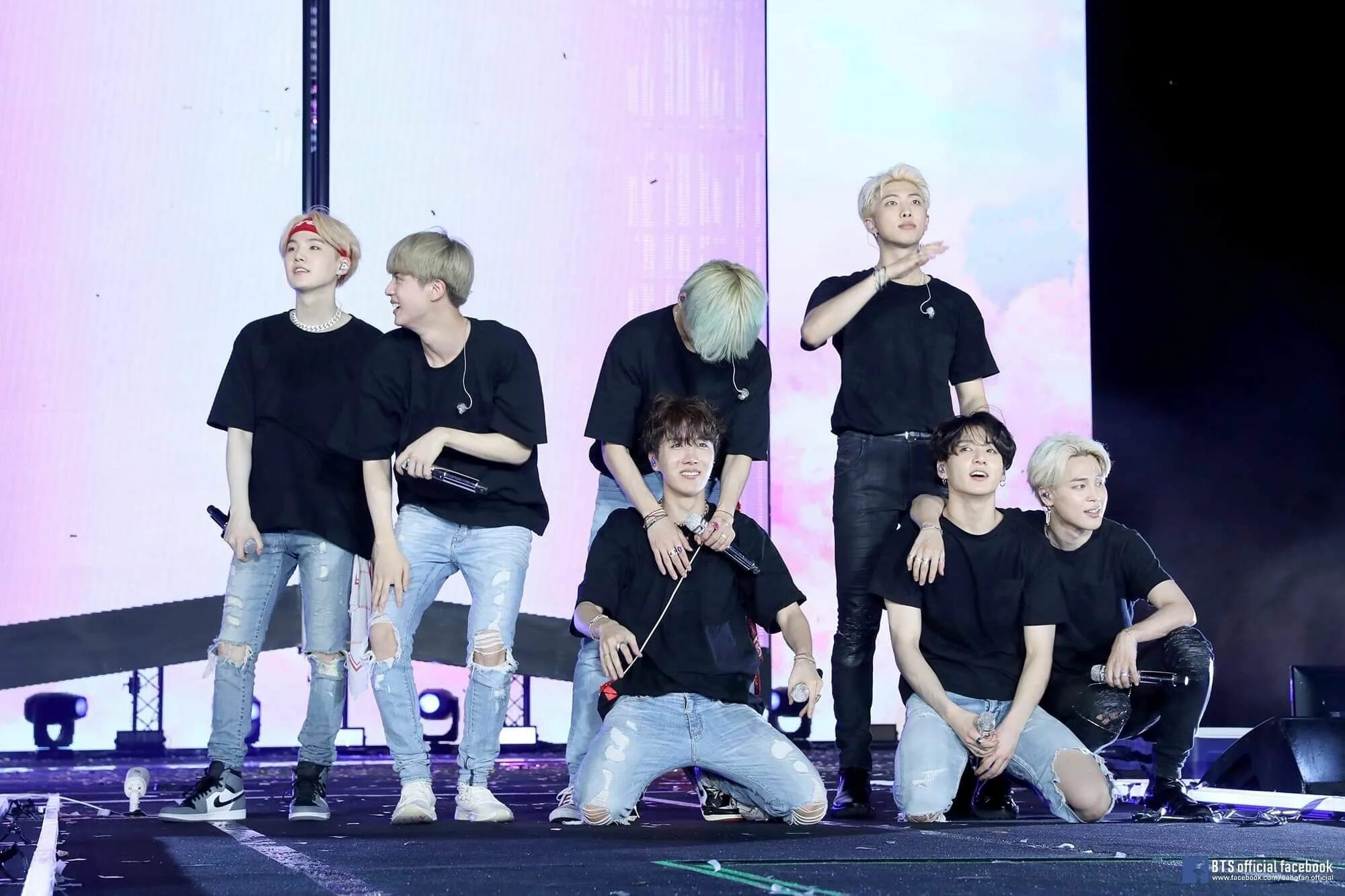 Бтс выступления реакция. Бтс 2019. бтс festa. bts festa 2019. bts festa 2018.