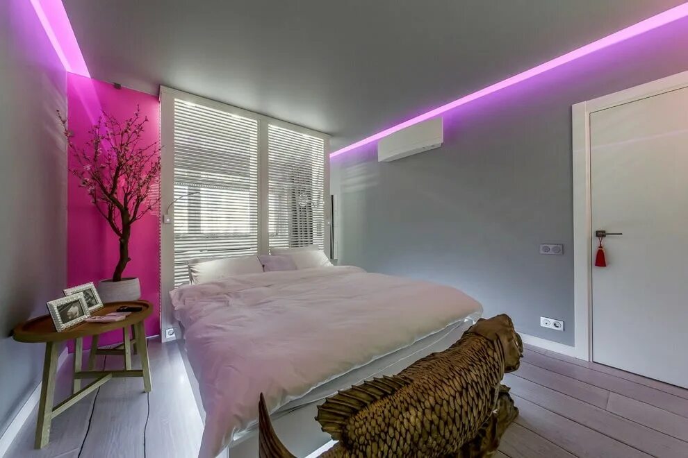 Потолок с подсветкой. Светодиодная лента в интерьере спальни. Комната с подсветкой. Светодиодная подсветка в спальне. Розовый свет спать
