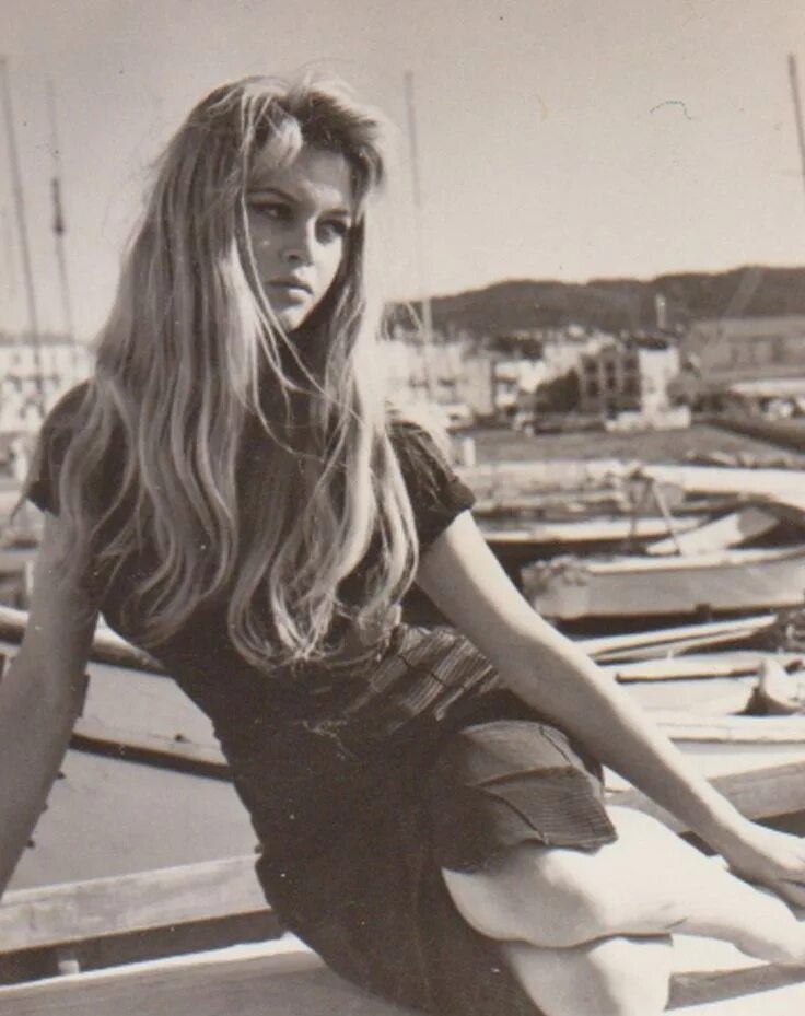 Бриджит бардо в фильме и бог создал женщину. Бриджит бардо в фильме и бог создал женщину. Брижит анн-мари бардо. Бриджит бардо в голубом. Брижит бардо 1956.