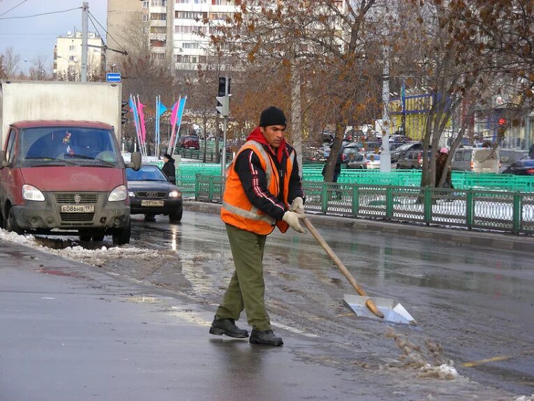 Работа в москве от прямых работодателей дворник. Дворник гастарбайтер. Дворник в Москве. Дворник с проживанием. Дворник зимой.