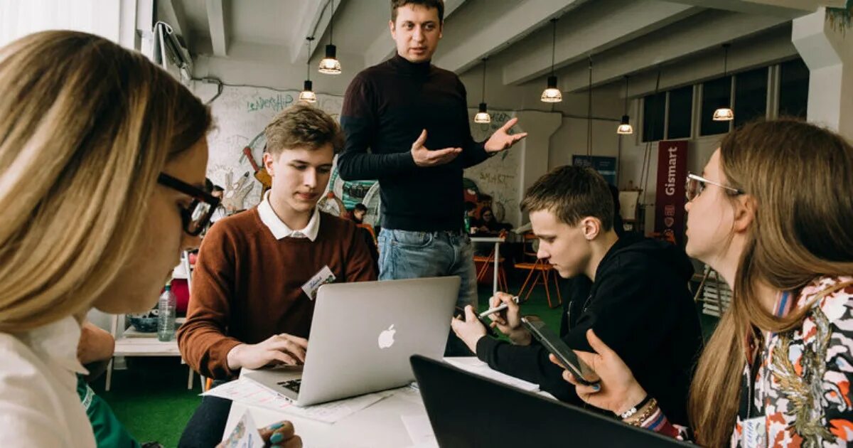 Презентация для студентов колледжа работодателя. Название колледжа. Студен медедсина. It профессии. Информатика и вычислительная техника.