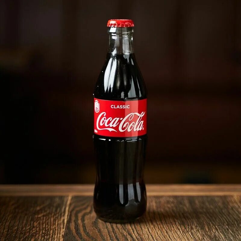 Бутылка кока колы в руке. Газированный напиток "coca-cola" 0. Coca cola 2. Кола ул. 33 упаковка.
