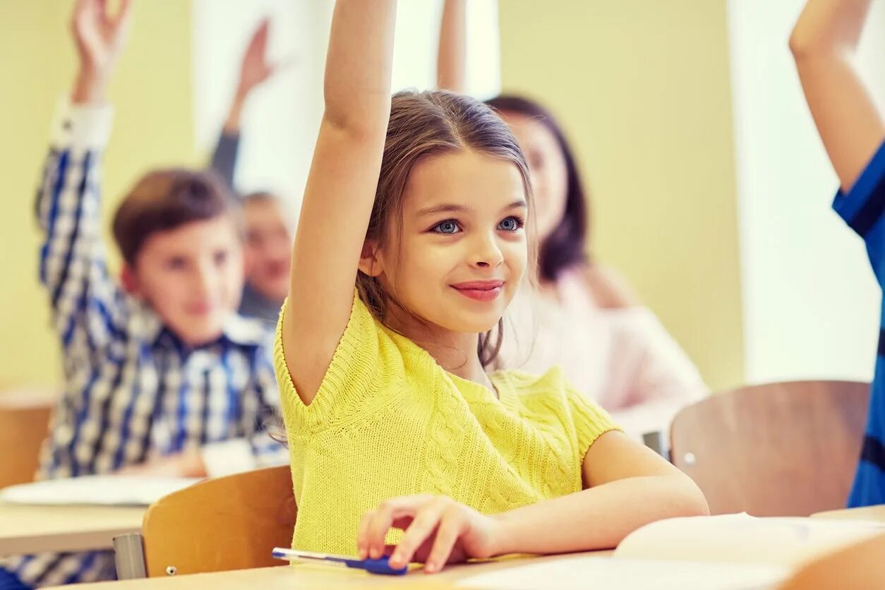 Student children. Дети в школе. Счастливый ученик. Счастливые дети в школе. Радостный школьник.