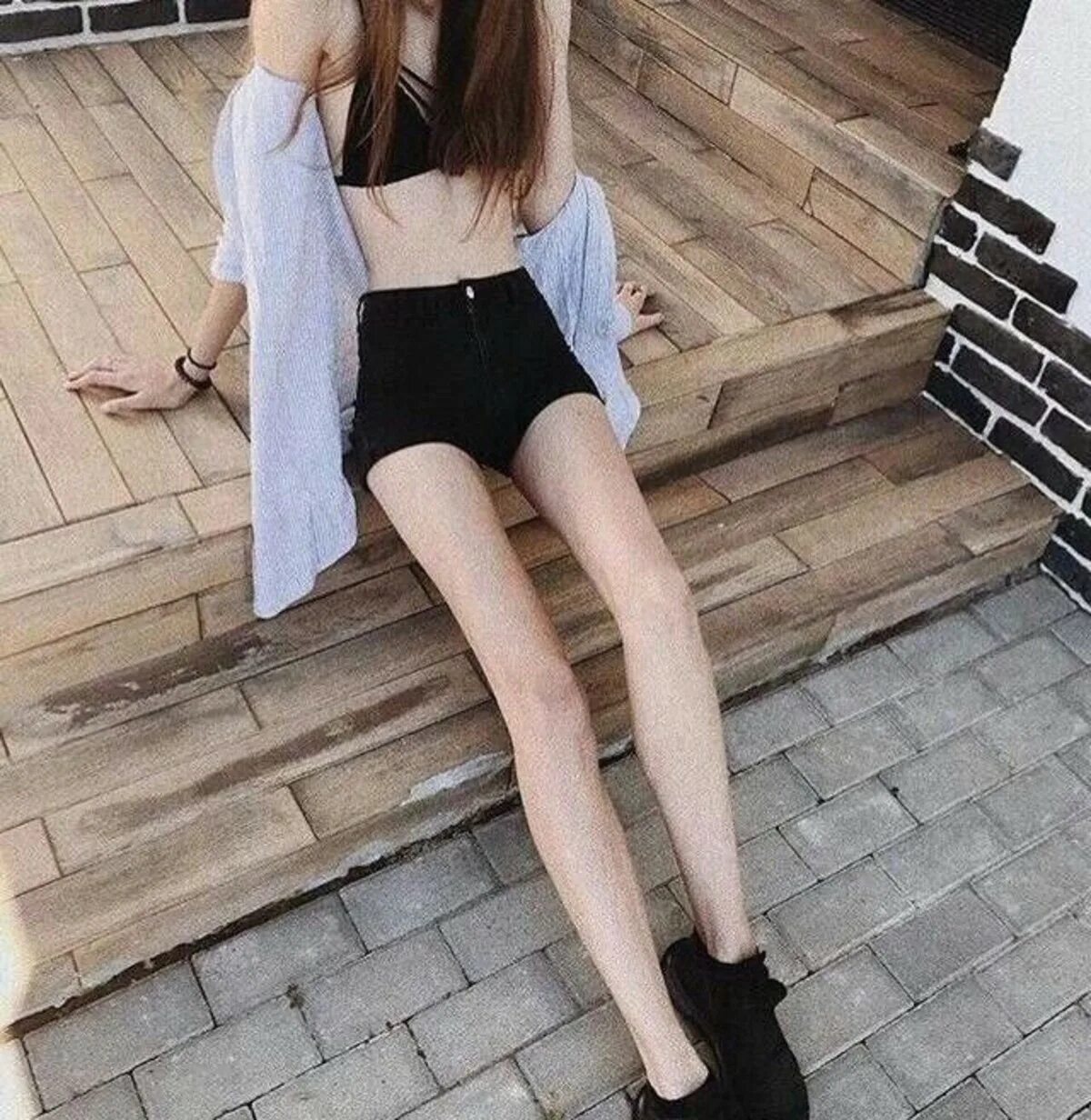 Очень худую школьницу