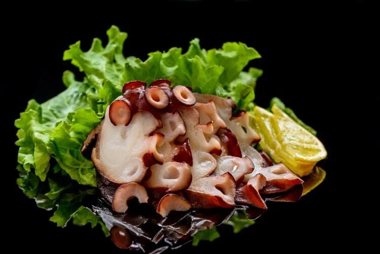 Осьминог в ресторане. Экзотические блюда. Жареный кальмар. Салат с осьминогом. Жареные осьминожки.