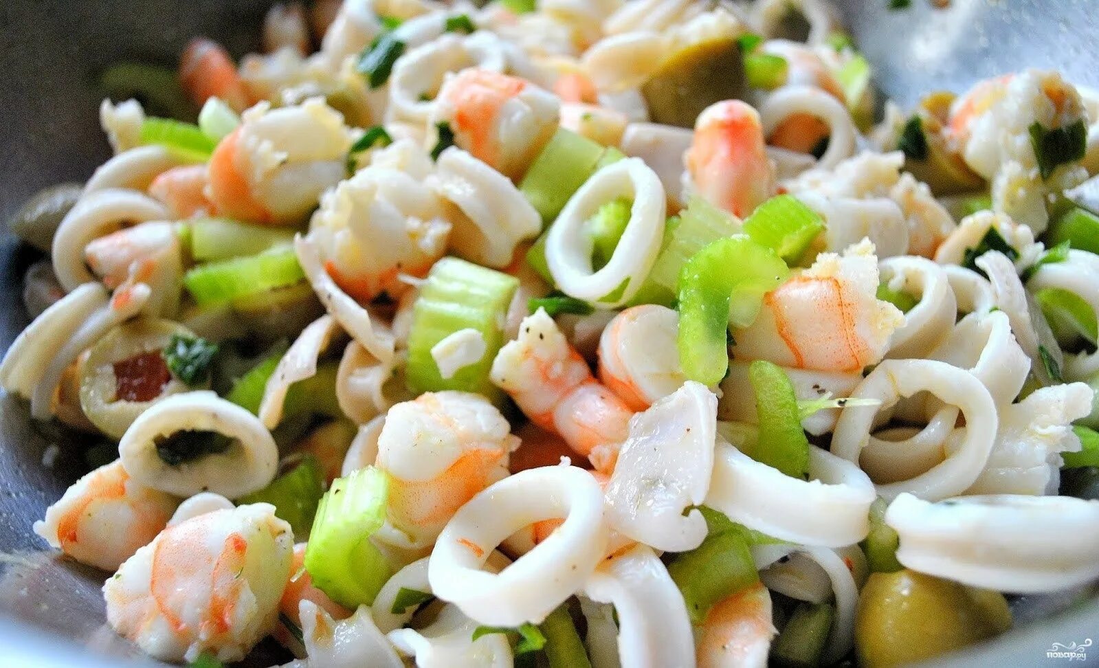 Морской салат рецепт с маслом. Морской салат (кальмар, креветки, осьминог, мидии). Морской салат. Салат морской с кальмарами. Салат с кальмарами и овощами.