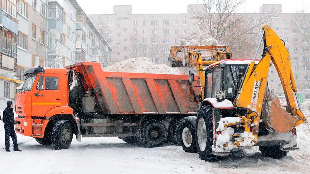 Вывоз снега buy ticket. КАМАЗ 55111 уборка снега. КАМАЗ 65115 самосвал снег. Вывоз снега КАМАЗ. КАМАЗ для уборки снега.