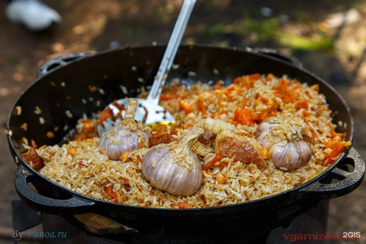 Плов сколько моркови. Узбекский плов в казане. Плов в большом казане. Огромный казан плова. Узбекский плов в огромном казане.