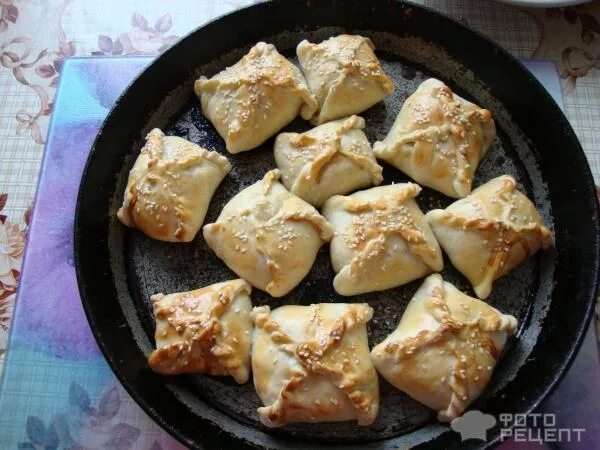 Самса из готового слоеного теста с фаршем. Самса из фарша как сделать тесто. Слоеное тесто с фаршем. Самса из фарша как сделать тесто. Самса из слоеного теста с фаршем.